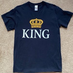 Gildan men’s medium black T-shirt with king emblem. Worn once.